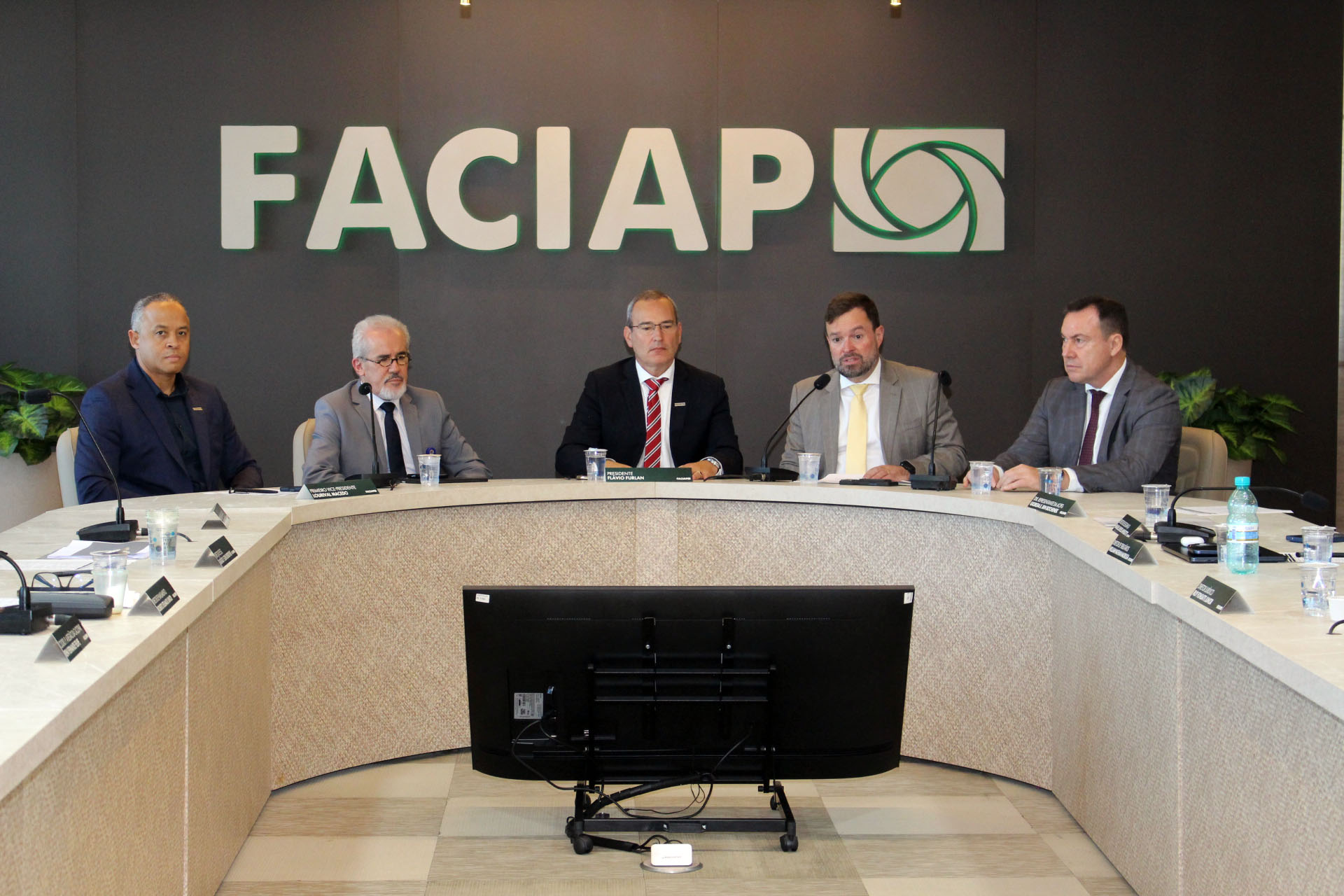 TRE-PR apresenta cartilha sobre direitos e deveres das empresas nas eleições